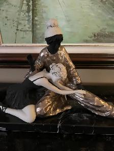 Gianni Visentin Porcelain Sculpture – "Bisogno di Protezione" - Photo 4