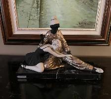 Gianni Visentin Porcelain Sculpture – "Bisogno di Protezione" - Photo 5