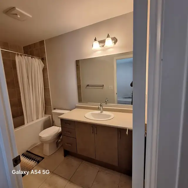 Single Ensuite Bedroom for Rent in House - Photo 4