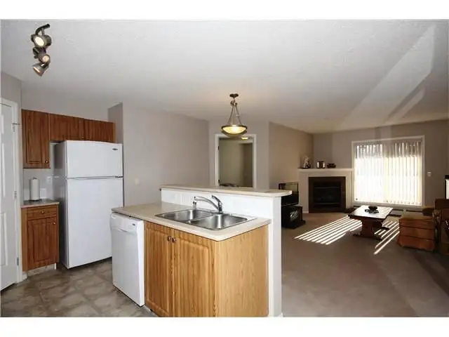 2 BedROM 2 FullBath Condo-Near Somerset C-Train Station For Rent