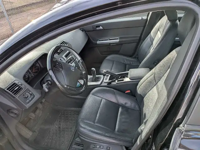 2010 Volvo S40 T5 turbo AWD 6 speed standard - Photo 8