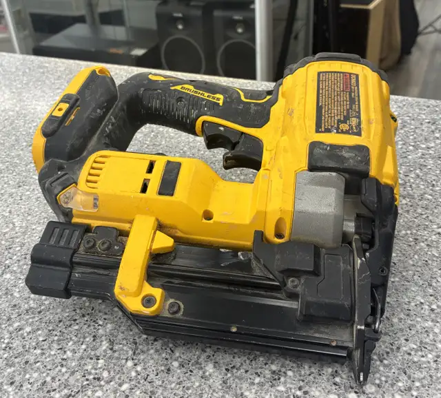 Dewalt DCN623 23GA Nail Gun - Photo 2