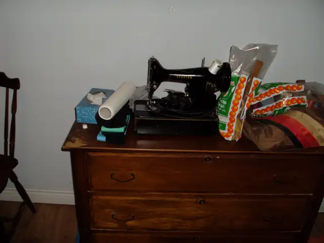 'Singer' 'Spartan' sewing machine for sale - Photo 2