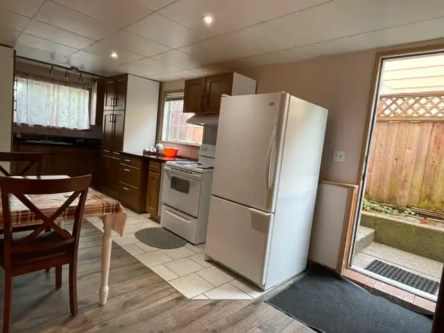 【2 BDRM   DEN PRIVATE BASEMENT UNIT CLOSE TO HOLLAND PARK】 - Photo 3