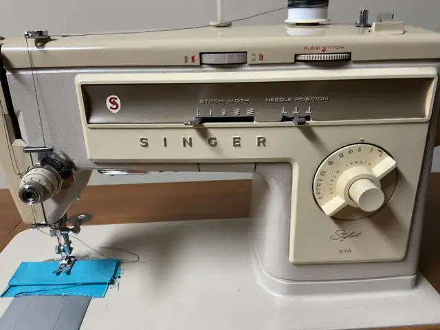 SINGER SEWING MACHINE - Photo 2