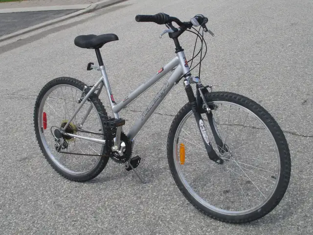 NICE SHAPE FEMALE'S 26' RALEIGH SUMMIT 18 SPD WITH SUSPENSION!