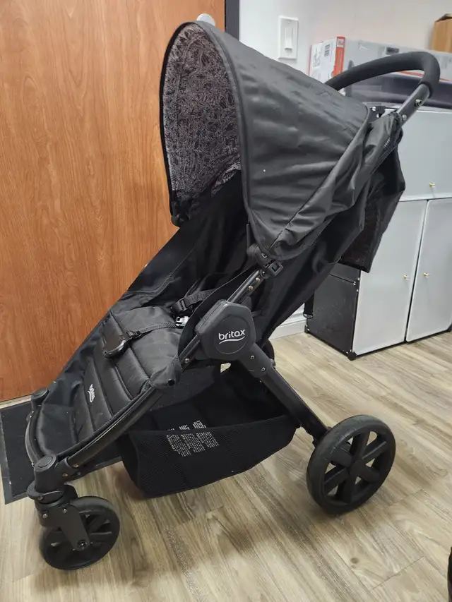 Stroller, Change table and Crib - Photo 4
