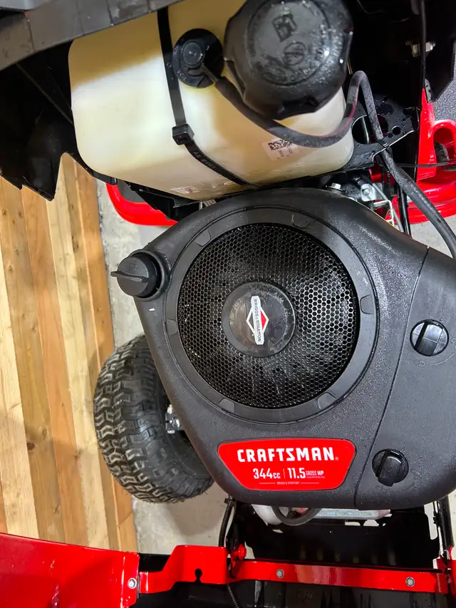 Craftsman T100 Riding Mower - Photo 3