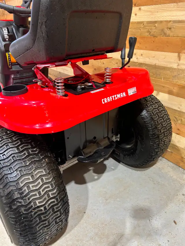 Craftsman T100 Riding Mower - Photo 4