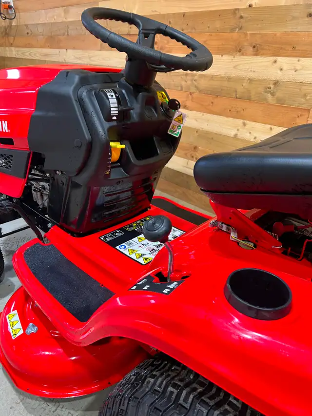 Craftsman T100 Riding Mower - Photo 6