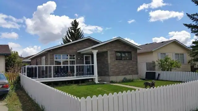 Awesome location 5min walking distance to Ctrain - Photo 3