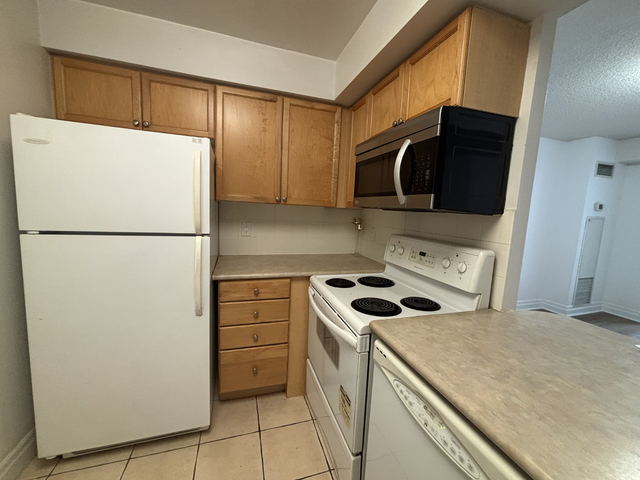 1 Bedroom condo for rent w/ parking at North York Centre - Photo 5