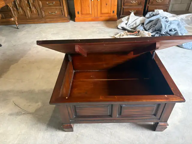Free delivery used Wooden Coffee Table with Storage - Photo 7
