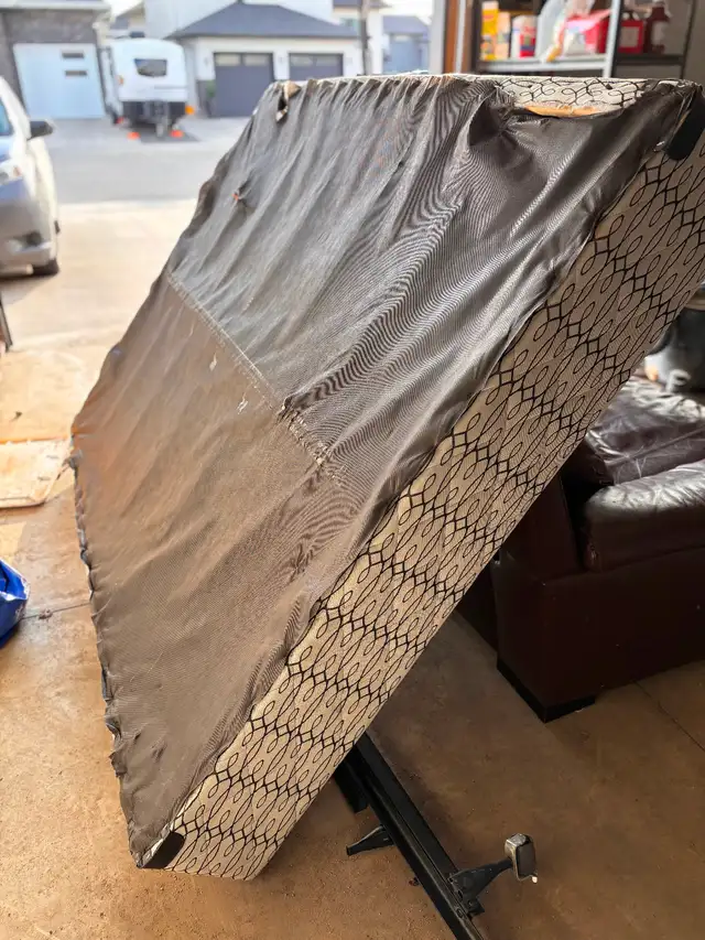 Queen bed frame and box spring $80 - Photo 3