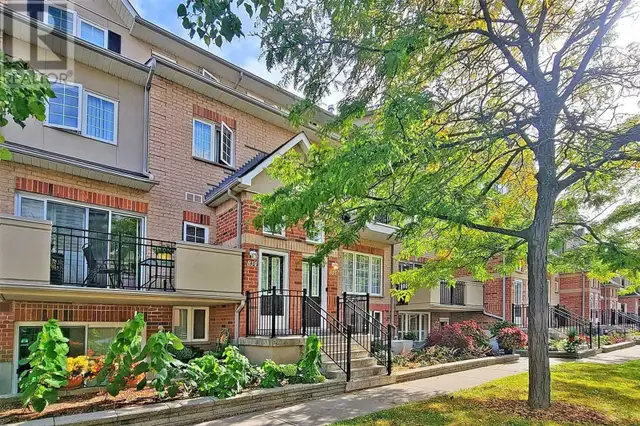 Pickering Executive 3 Bedroom Condo Townhouse In Gated Complex. - Photo 2