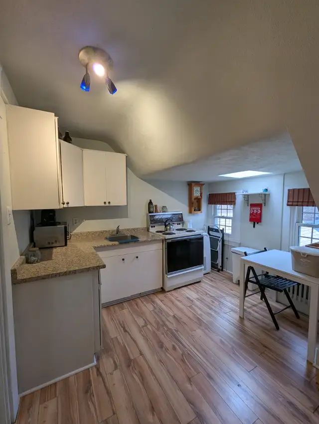 1 bedroom in exclusive S.E. Oakville - Photo 3