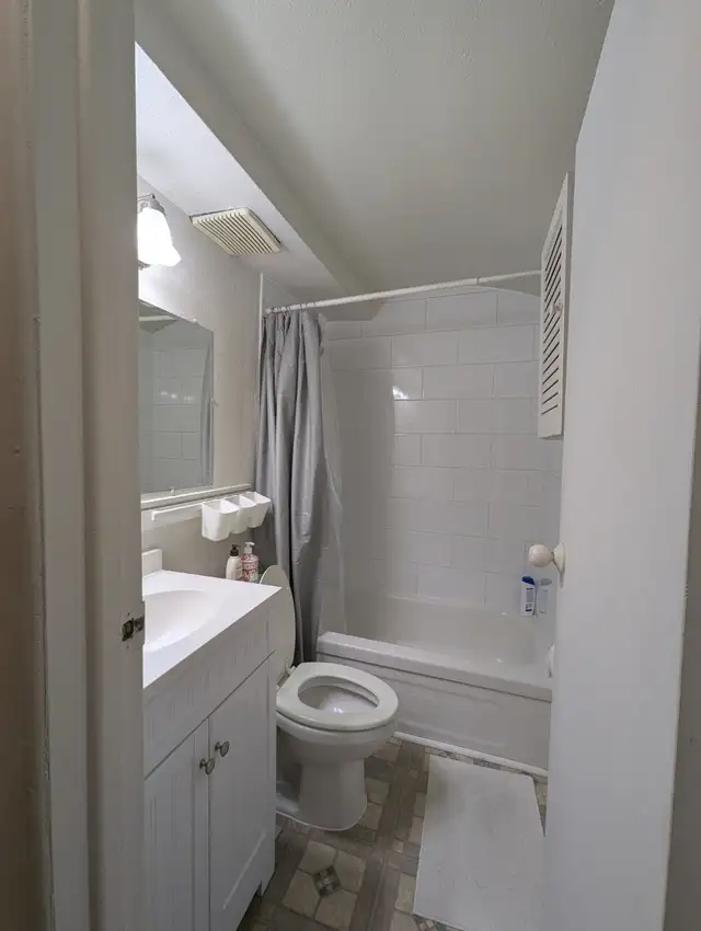 1 bedroom in exclusive S.E. Oakville - Photo 2