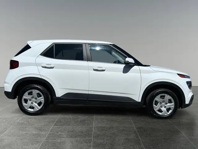 2025 Hyundai Venue Essential - Photo 8