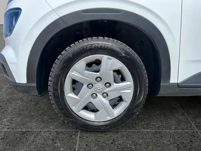 2025 Hyundai Venue Essential - Photo 11