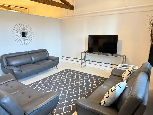2 bedroom fully renovated and furnished apartment - Photo 12