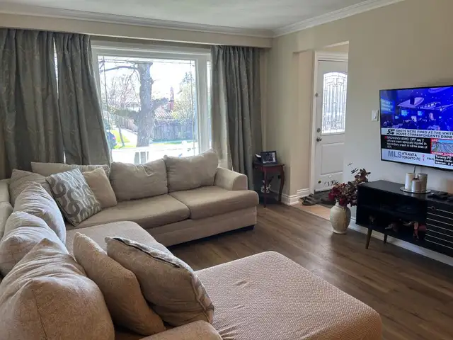 4 Bedroom Home For Sale in North York $479,000 - Photo 2