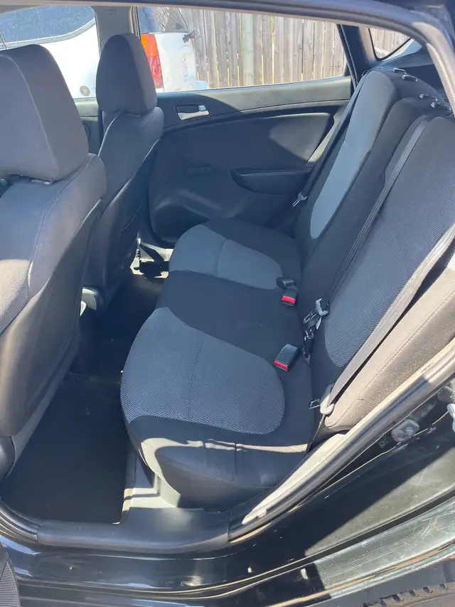 Hyundai Accent - Photo 6
