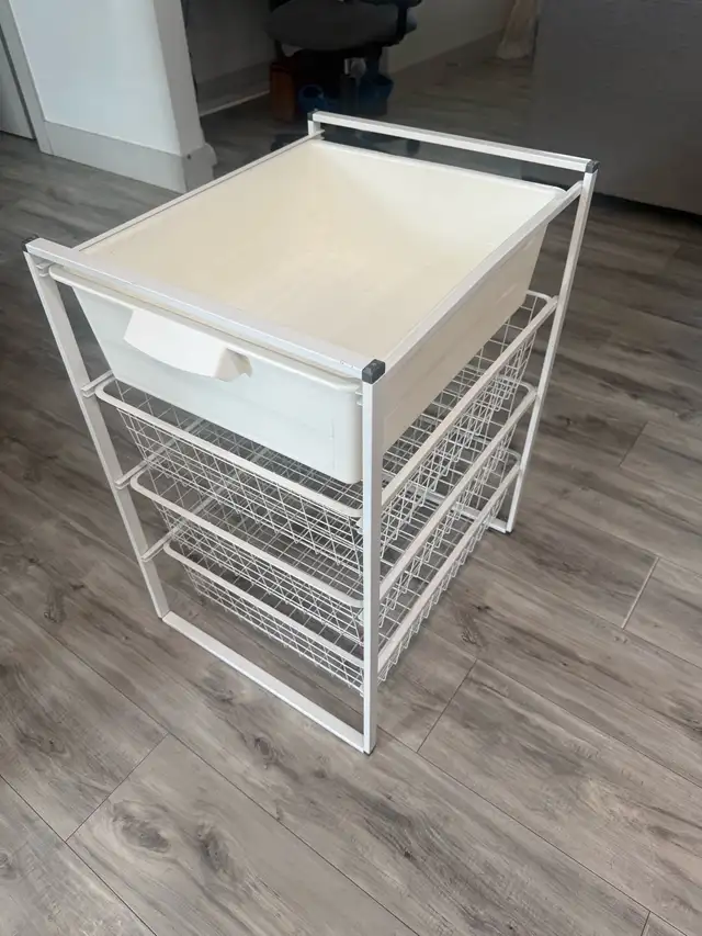 White storage unit with plastic bin and wire baskets - Photo 2