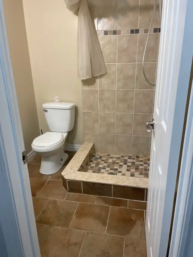Beautiful 2 bedrooms, 1 bath lower level unit utility included - Photo 6