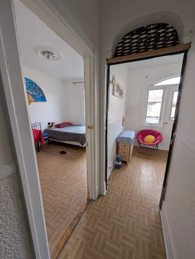 Bright room   living room in a large 5 and 1/2 on Wellington