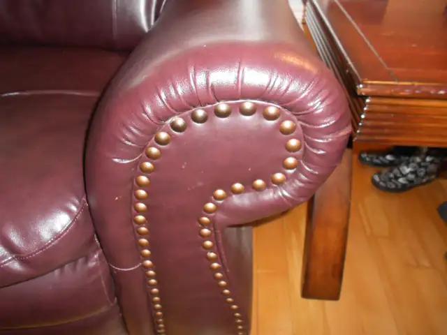 Free Sofa - Photo 5