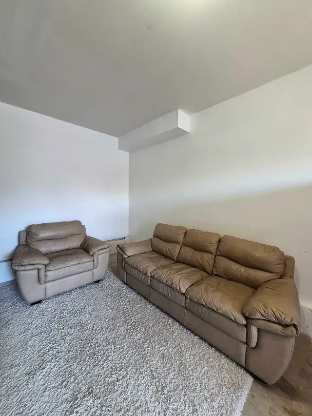 FREE DELIVERY Beautiful Leather Matching 3 Seater Sofa & 1 Seate - Photo 2
