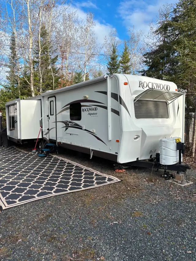 Rockwood Signature ultra lite 8329 SS 32' Couples Trailer.