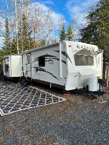 Rockwood Signature ultra lite 8329 SS 32' Couples Trailer.