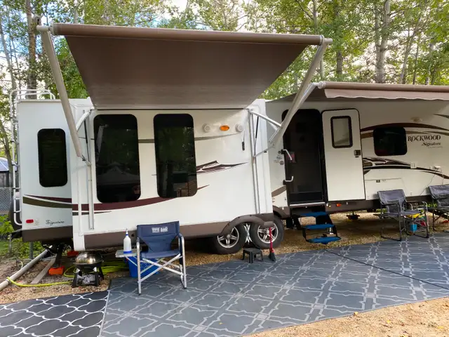 Rockwood Signature ultra lite 8329 SS 32' Couples Trailer. - Photo 2