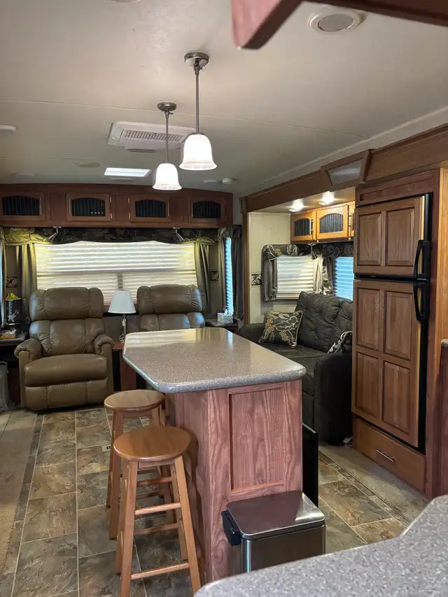 Rockwood Signature ultra lite 8329 SS 32' Couples Trailer. - Photo 3