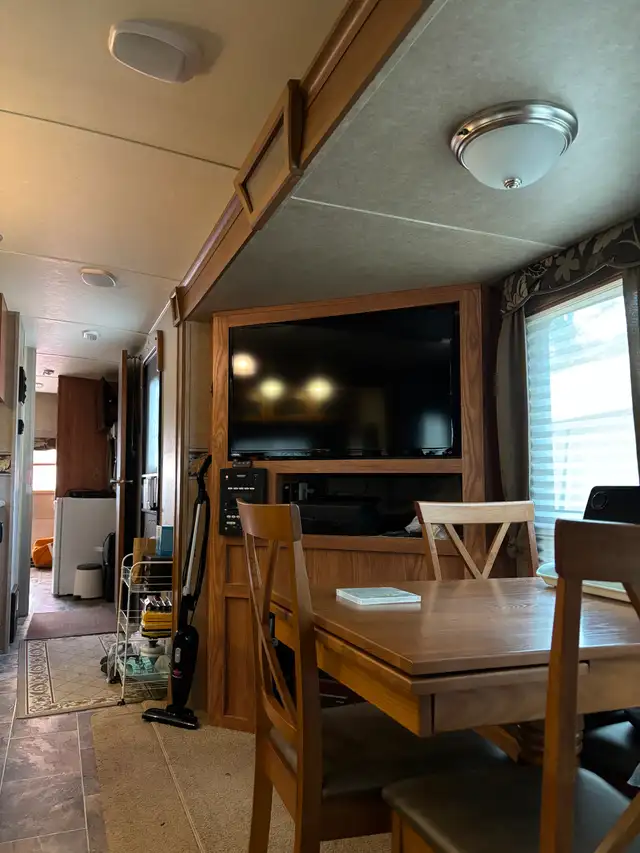 Rockwood Signature ultra lite 8329 SS 32' Couples Trailer. - Photo 4