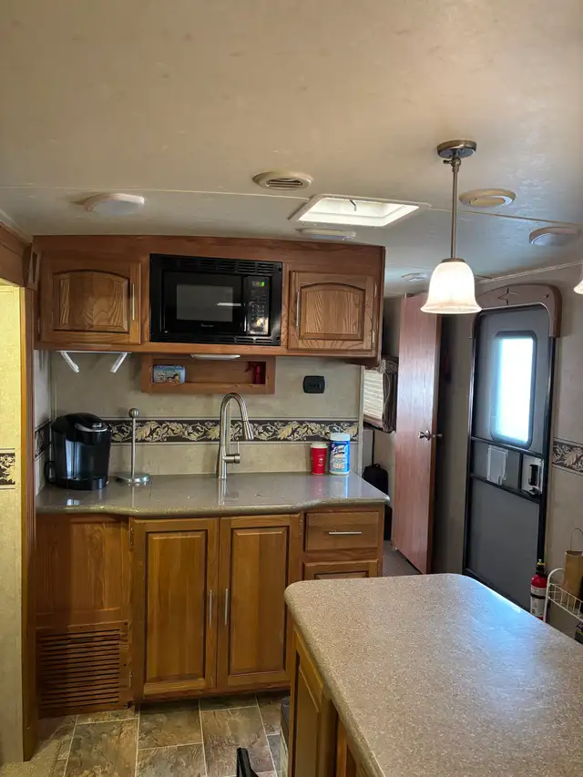 Rockwood Signature ultra lite 8329 SS 32' Couples Trailer. - Photo 5