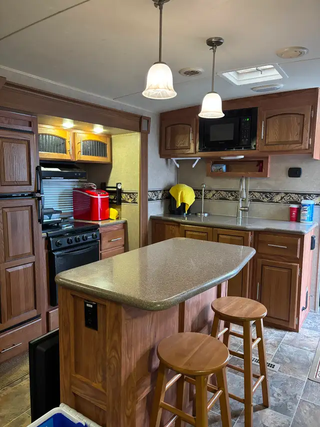 Rockwood Signature ultra lite 8329 SS 32' Couples Trailer. - Photo 6