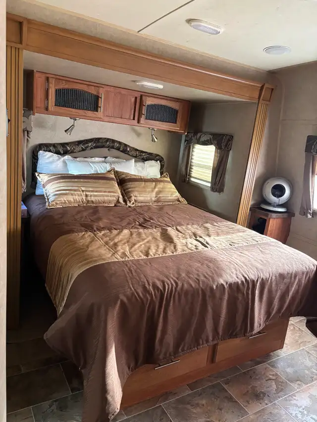 Rockwood Signature ultra lite 8329 SS 32' Couples Trailer. - Photo 7