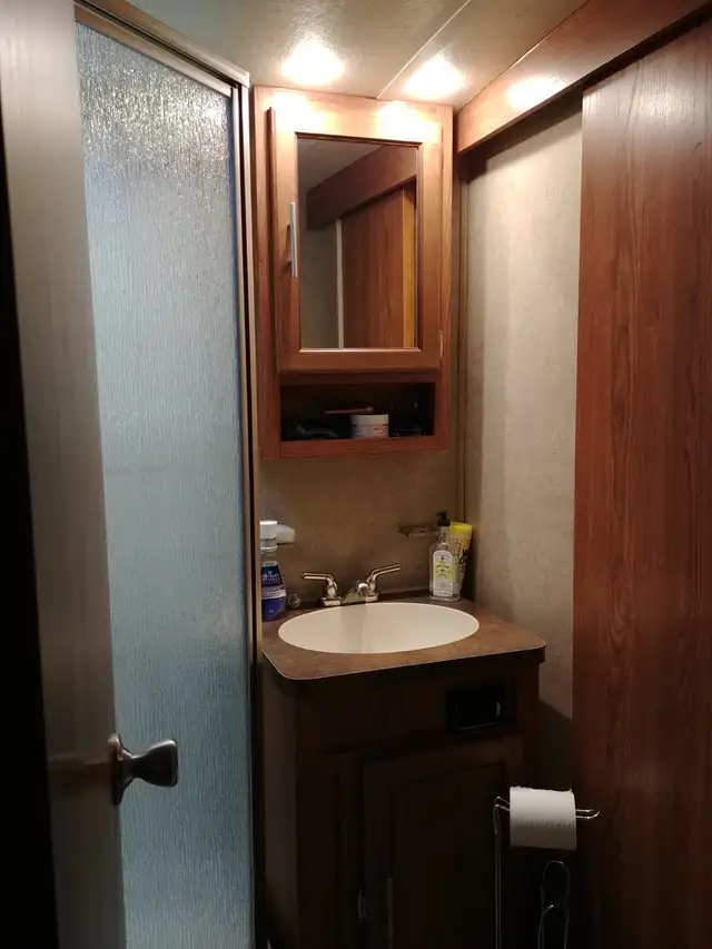 Rockwood Signature ultra lite 8329 SS 32' Couples Trailer. - Photo 9