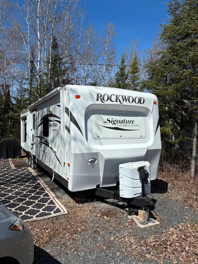 Rockwood Signature ultra lite 8329 SS 32' Couples Trailer. - Photo 10