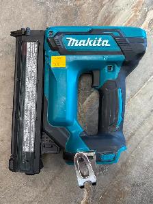 Makita DFN350 Cordless Brad Nailer - Photo 2
