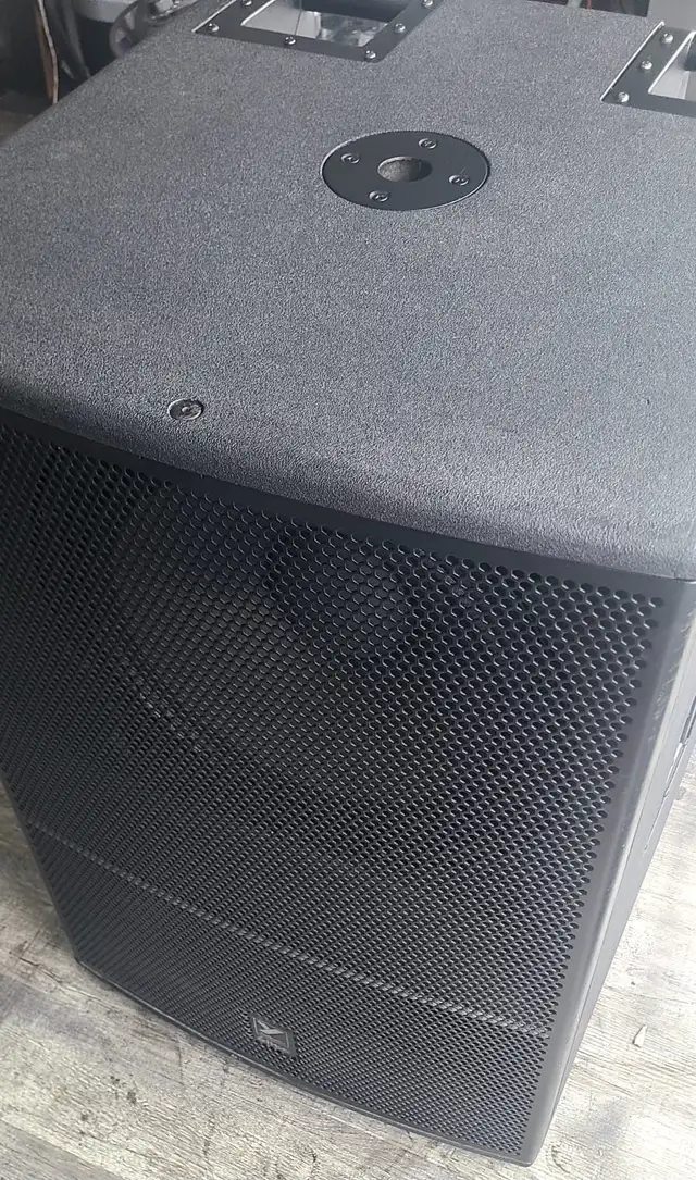 Yorkville ES18P Elite 1600 Watt 3200 peak Powered Subwoofer 18'