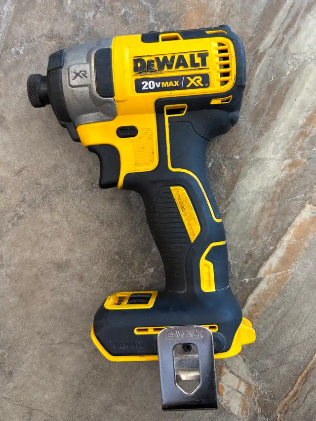 Dewalt 1/4' Cordless Impact Driver (Model: DCF887 )