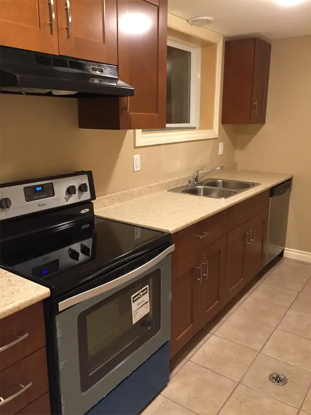 ALL UTILITIES & INTERNET INCLUDED 2 Bed, 1 Bath Lower Suite - Photo 2