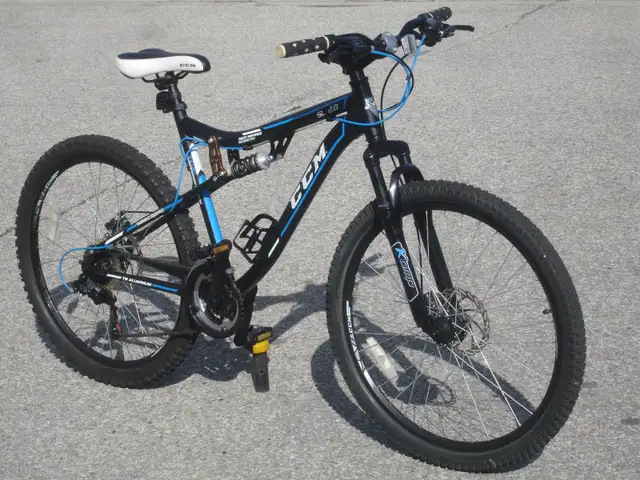 YES LIKE NEW ALUMINUM 26' CCM 21 SPD, DISC BRAKES & SUSPENSION! - Photo 2