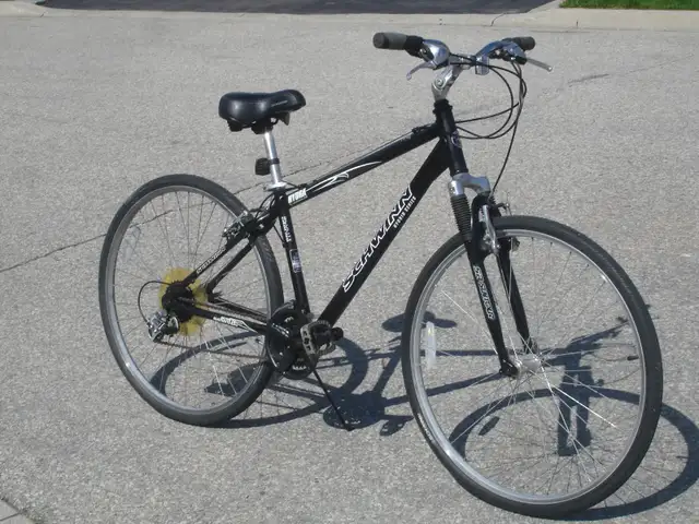ALL ALUMINUM 700C SCHWINN HYBRID SERIES 24 SPD WITH SUSPENSION!