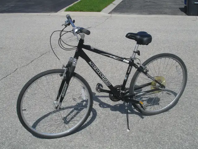 ALL ALUMINUM 700C SCHWINN HYBRID SERIES 24 SPD WITH SUSPENSION! - Photo 2