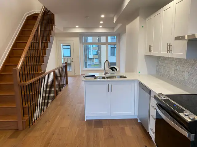 Beautiful 2 bedroom (plus den), 2.5 bathroom, modern townhome - Photo 3
