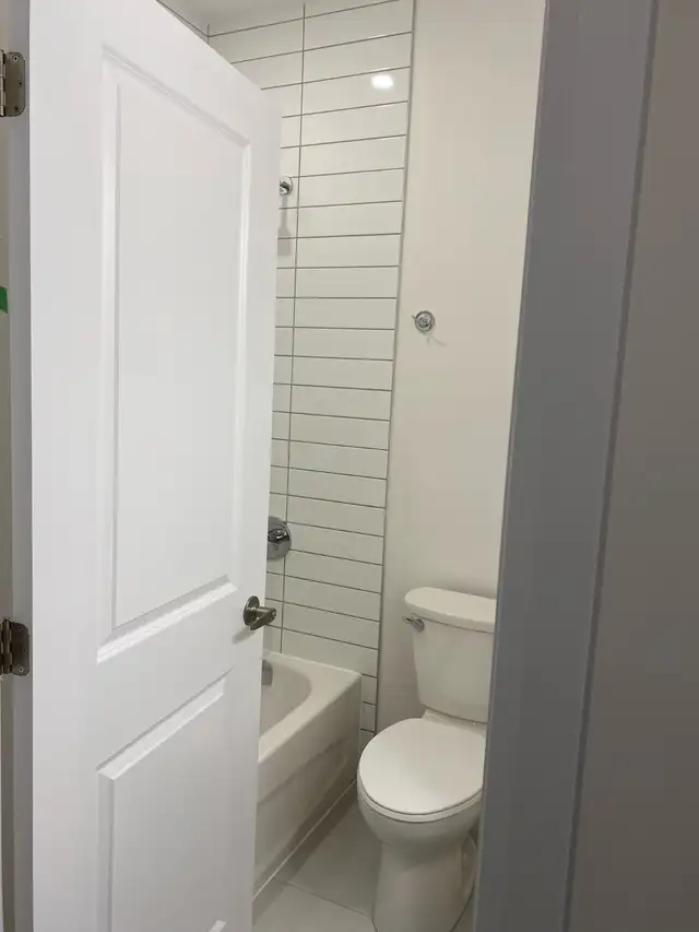 Beautiful 2 bedroom (plus den), 2.5 bathroom, modern townhome - Photo 6